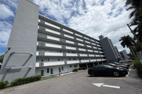 Condominio en Hallandale Beach, Florida, 2 dormitorios  № 2056095