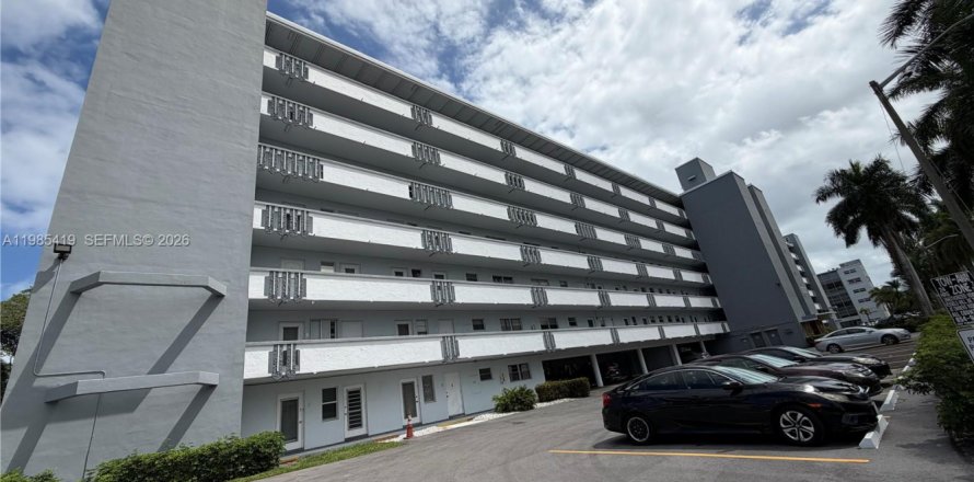 Condominio en Hallandale Beach, Florida, 2 dormitorios  № 2056095
