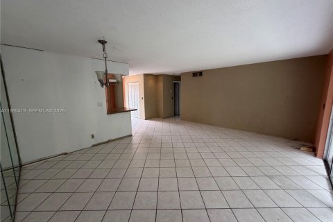 Condominio en venta en Hallandale Beach, Florida, 2 dormitorios, 95.41 m2 № 2056095 - foto 5