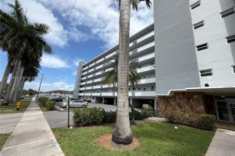 Condominio en venta en Hallandale Beach, Florida, 2 dormitorios, 95.41 m2 № 2056095 - foto 15