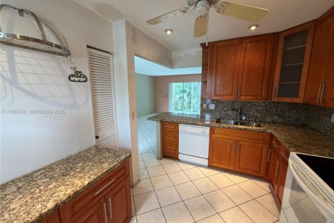 Condominio en venta en Hallandale Beach, Florida, 2 dormitorios, 95.41 m2 № 2056095 - foto 4