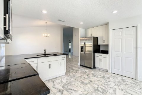 House in Poinciana, Florida 4 bedrooms, 164.25 sq.m. № 2391520 - photo 18