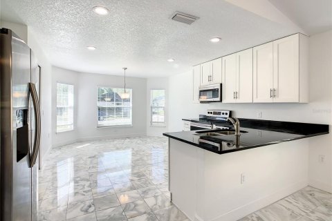 House in Poinciana, Florida 4 bedrooms, 164.25 sq.m. № 2391520 - photo 2