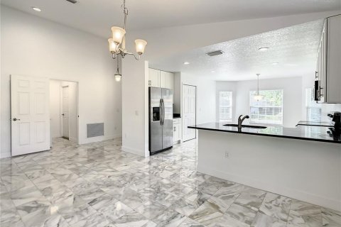 House in Poinciana, Florida 4 bedrooms, 164.25 sq.m. № 2391520 - photo 12