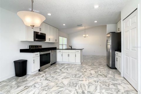 House in Poinciana, Florida 4 bedrooms, 164.25 sq.m. № 2391520 - photo 19