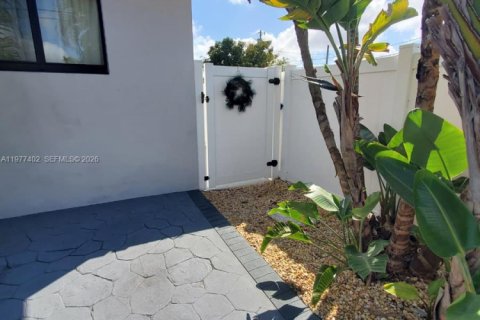 House in Hialeah, Florida 1 bedroom, 65.03 sq.m. № 2042510