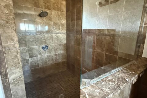 Villa ou maison à louer à Homestead, Floride: 5 chambres, 331.38 m2 № 1993187 - photo 24