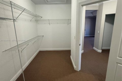 Villa ou maison à louer à Homestead, Floride: 5 chambres, 331.38 m2 № 1993187 - photo 22