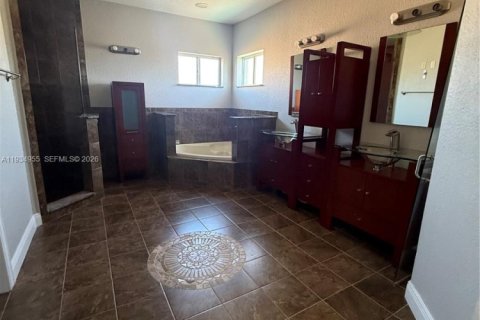 Villa ou maison à louer à Homestead, Floride: 5 chambres, 331.38 m2 № 1993187 - photo 23