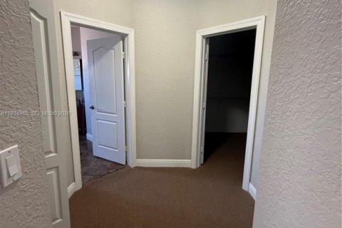 Villa ou maison à louer à Homestead, Floride: 5 chambres, 331.38 m2 № 1993187 - photo 20