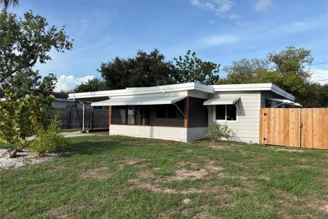 House in Saint Petersburg, Florida 2 bedrooms, 75.81 sq.m. № 2132343 - photo 3