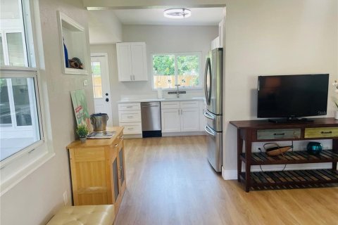House in Saint Petersburg, Florida 2 bedrooms, 75.81 sq.m. № 2132343 - photo 8