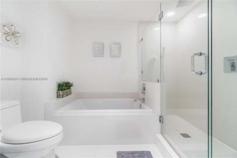 Condo in Miami, Florida, 1 bedroom  № 2006285 - photo 13