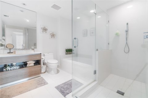 Condo in Miami, Florida, 1 bedroom  № 2006285 - photo 15