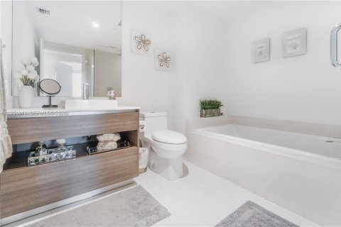 Condo in Miami, Florida, 1 bedroom  № 2006285 - photo 12