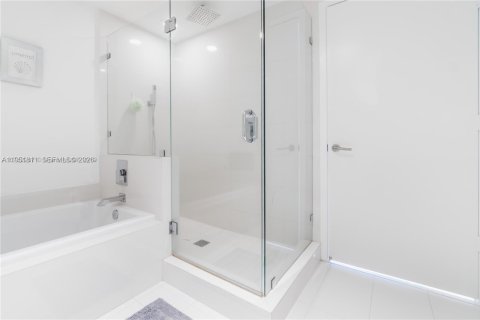 Condo in Miami, Florida, 1 bedroom  № 2006285 - photo 14