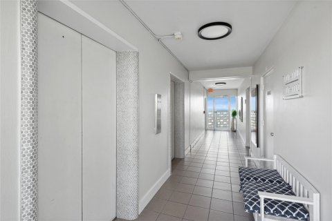 Condo in Fort Lauderdale, Florida, 1 bedroom  № 330838 - photo 1