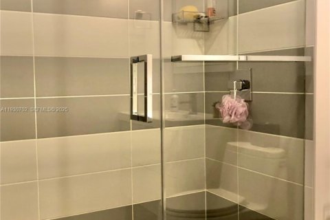 Condo in Miami Beach, Florida, 2 bedrooms  № 1989466 - photo 14