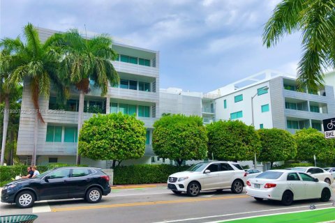 Condo in Miami Beach, Florida, 2 bedrooms  № 1989466 - photo 1