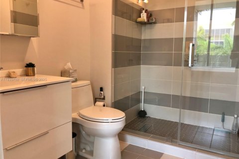 Condo in Miami Beach, Florida, 2 bedrooms  № 1989466 - photo 10