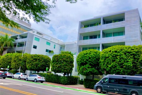 Condo in Miami Beach, Florida, 2 bedrooms  № 1989466 - photo 2
