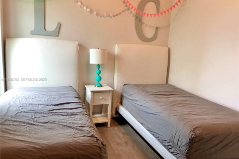 Condo in Miami Beach, Florida, 2 bedrooms  № 1989466 - photo 11