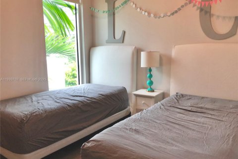 Condo in Miami Beach, Florida, 2 bedrooms  № 1989466 - photo 12