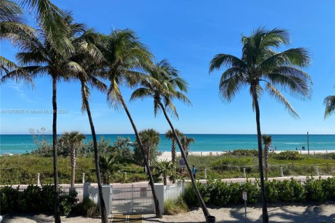Condo in Miami Beach, Florida, 2 bedrooms  № 1702728 - photo 9