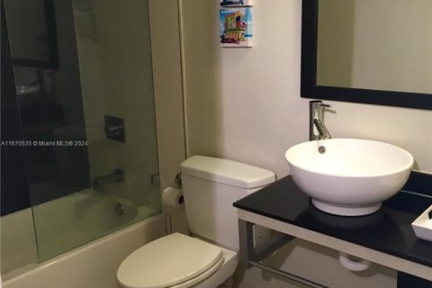 Condo in Miami Beach, Florida, 2 bedrooms  № 1702728 - photo 16