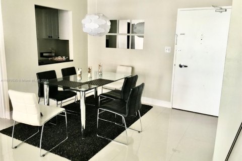 Condo in Miami Beach, Florida, 2 bedrooms  № 1702728 - photo 15