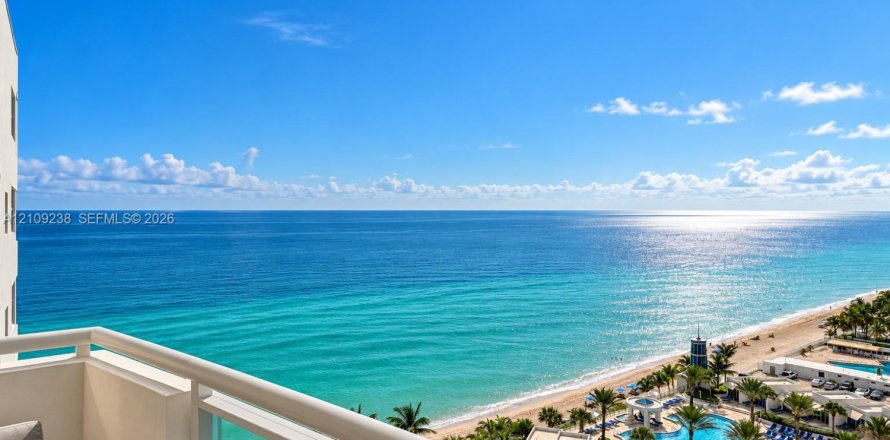 Condominio en Hollywood, Florida, 2 dormitorios  № 2424451