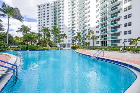 Condominio en alquiler en Hollywood, Florida, 2 dormitorios, 116.22 m2 № 2424451 - foto 28