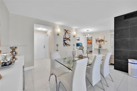 Condominio en alquiler en Hollywood, Florida, 2 dormitorios, 116.22 m2 № 2424451 - foto 9