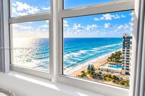 Condominio en alquiler en Hollywood, Florida, 2 dormitorios, 116.22 m2 № 2424451 - foto 14