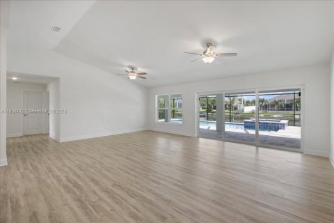 House in Cape Coral, Florida 4 bedrooms, 197.6 sq.m. № 1878853 - photo 10