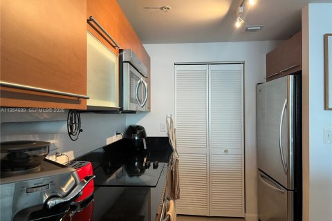 Condominio en alquiler en Miami, Florida, 1 dormitorio, 74.51 m2 № 2009658 - foto 2