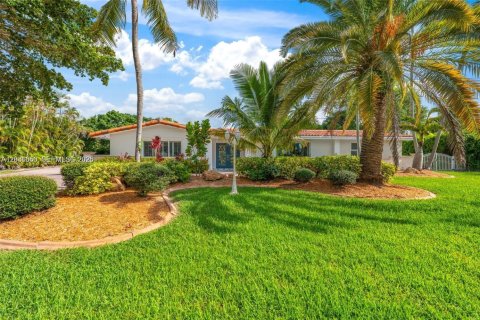 Villa ou maison à vendre à Coral Gables, Floride: 4 chambres, 232.63 m2 № 2083894 - photo 2