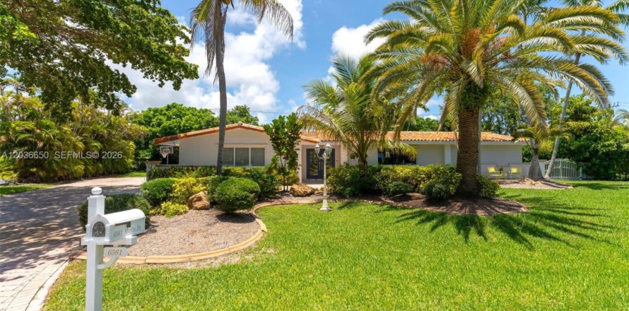 Villa ou maison à Coral Gables, Floride 4 chambres, 232.63 m2 № 2083894