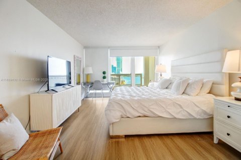 Condo in Miami, Florida, 2 bedrooms  № 2244193 - photo 13