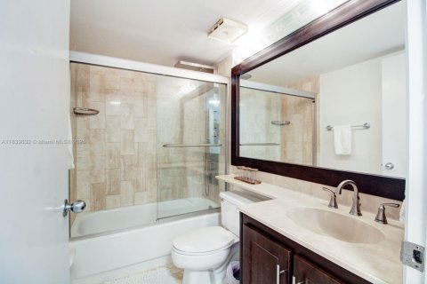 Condo in Miami, Florida, 2 bedrooms  № 2244193 - photo 19