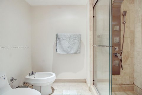 Condo in Miami, Florida, 2 bedrooms  № 2244193 - photo 16