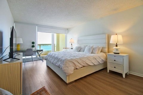 Condo in Miami, Florida, 2 bedrooms  № 2244193 - photo 12