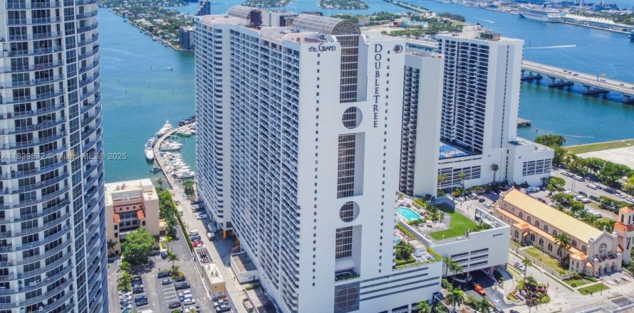 Condo in Miami, Florida, 2 bedrooms  № 2244193