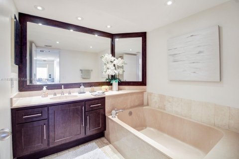 Condo in Miami, Florida, 2 bedrooms  № 2244193 - photo 15