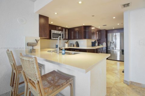 Condo in Miami, Florida, 2 bedrooms  № 2244193 - photo 11