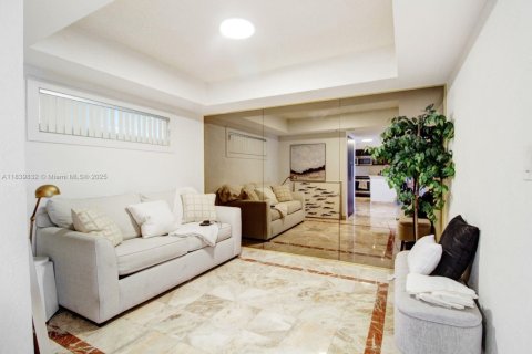 Condo in Miami, Florida, 2 bedrooms  № 2244193 - photo 9