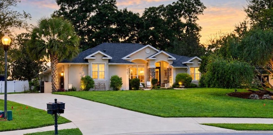 House in Ocala, Florida 4 bedrooms, 236.06 sq.m. № 2393793