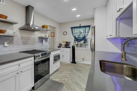 Condo in Seminole, Florida, 2 bedrooms  № 2228523 - photo 7