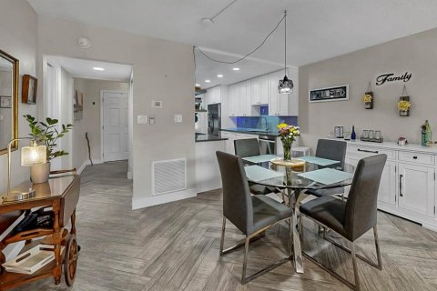Condo in Seminole, Florida, 2 bedrooms  № 2228523 - photo 10