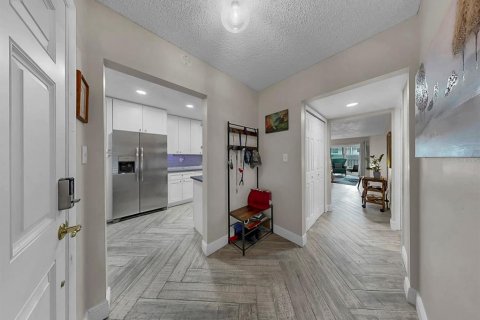 Condo in Seminole, Florida, 2 bedrooms  № 2228523 - photo 4